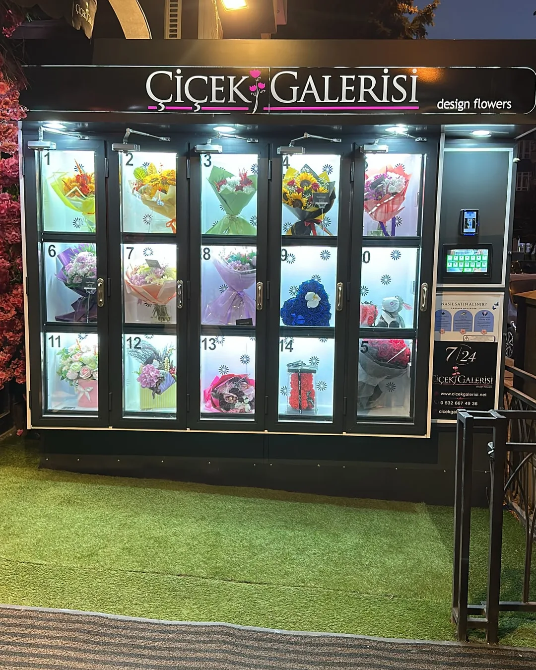 Gece, ışıkları yanan Çiçek Galerisi çiçek otomatı: 15 gözde buketler ve kutular